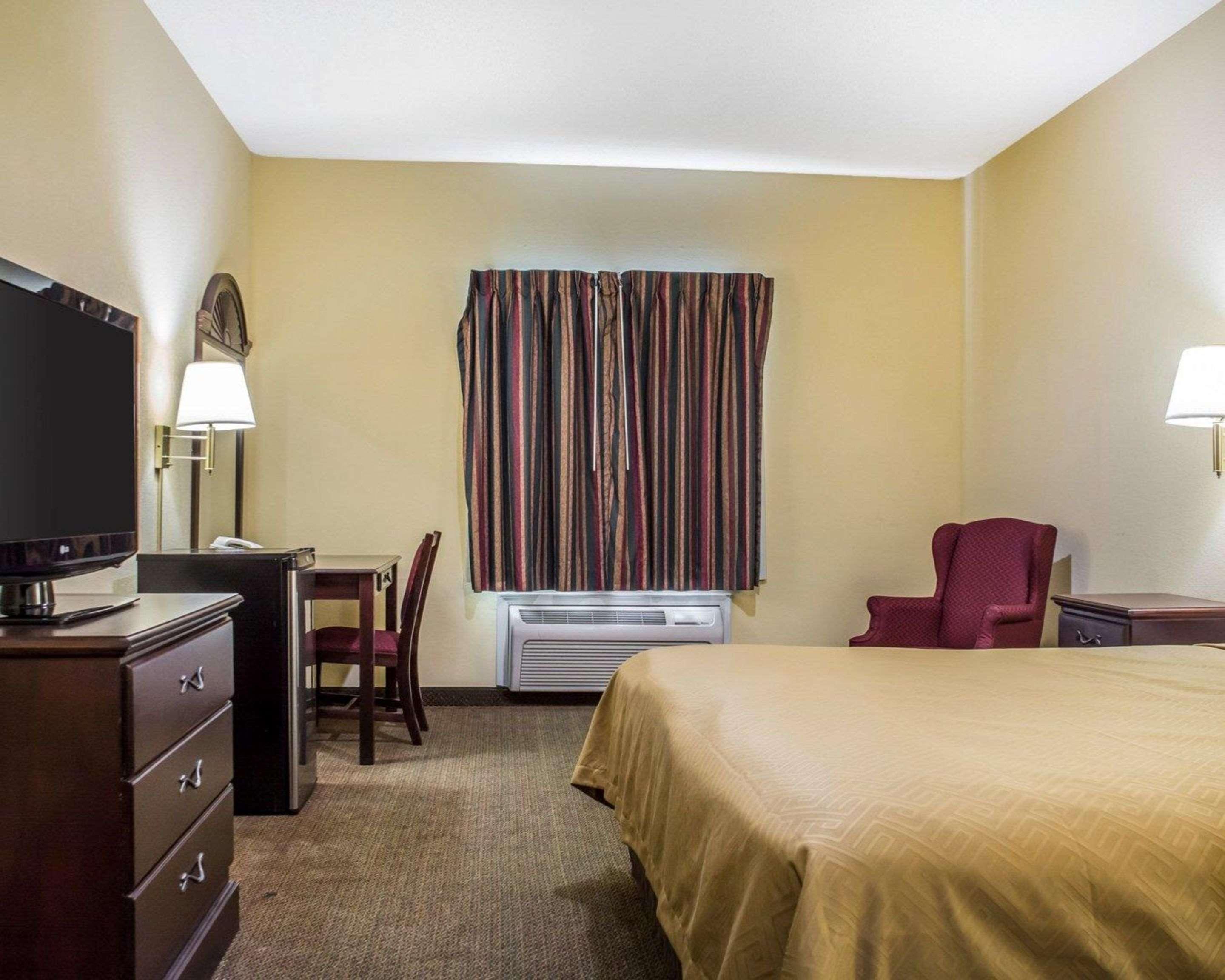 Econo Lodge & Suites Airport North Syracuse Bagian luar foto