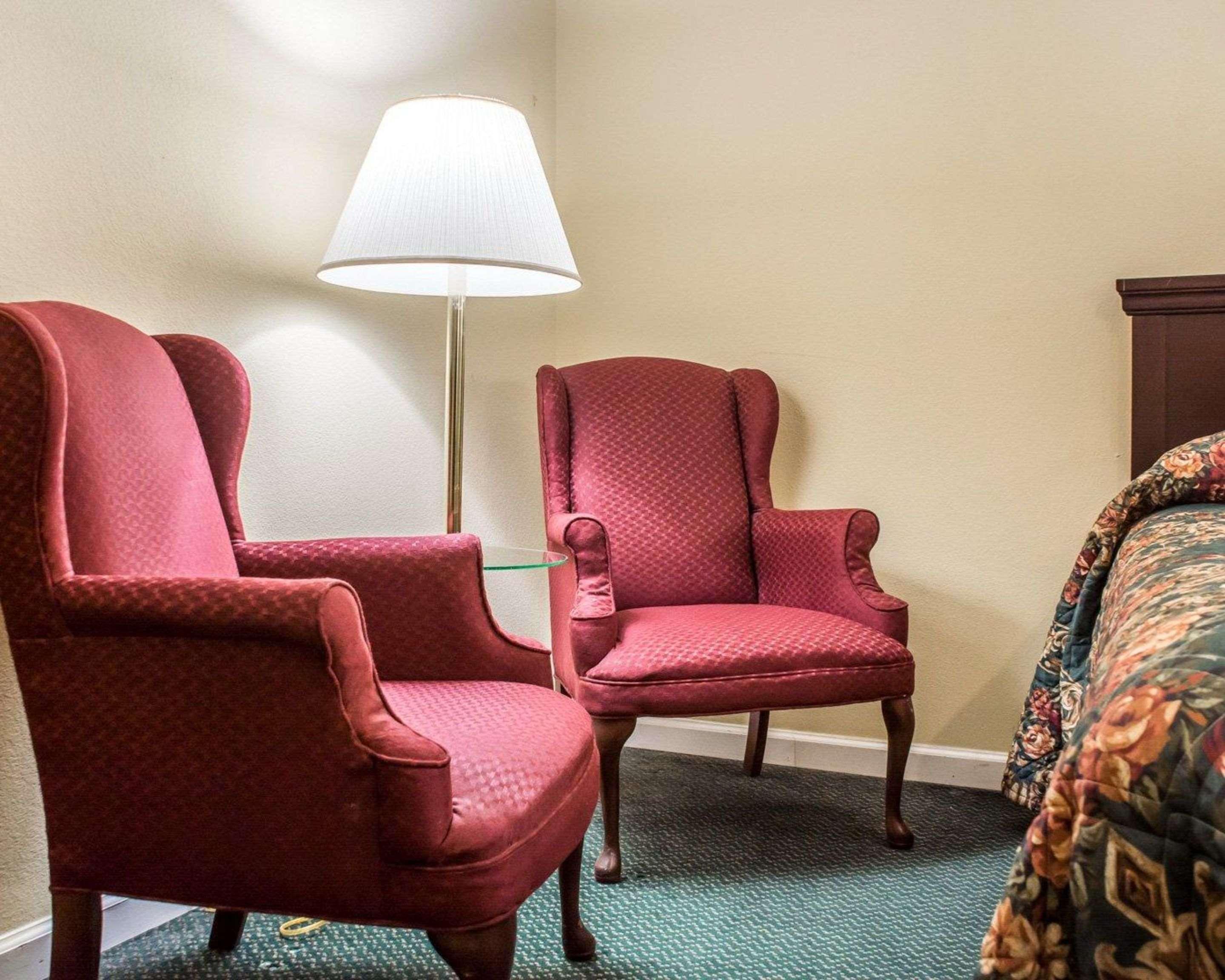 Econo Lodge & Suites Airport North Syracuse Bagian luar foto