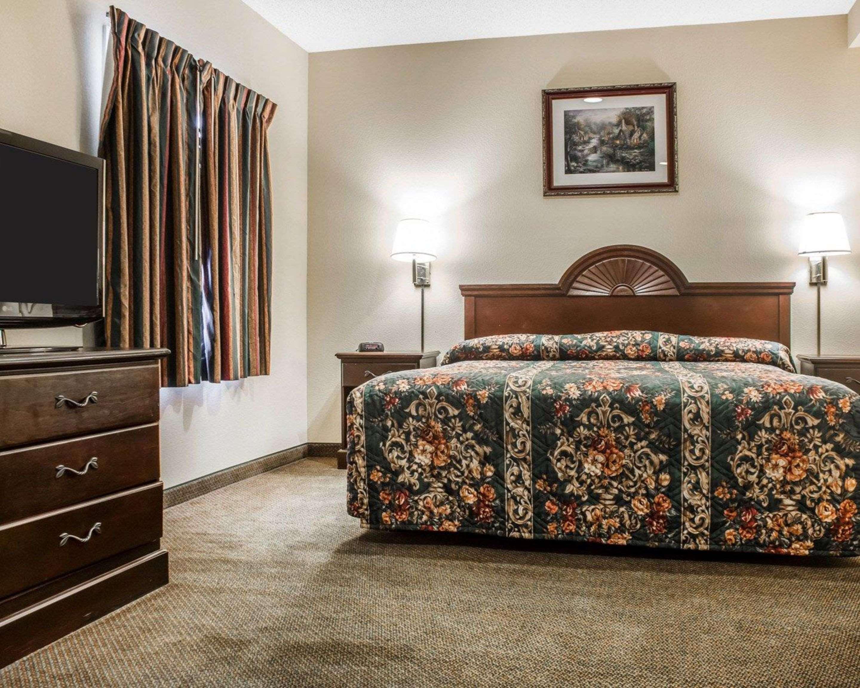 Econo Lodge & Suites Airport North Syracuse Bagian luar foto
