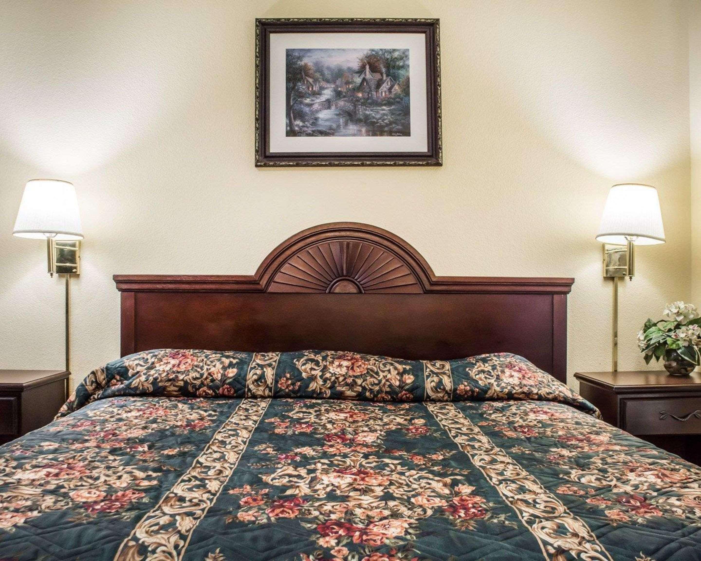 Econo Lodge & Suites Airport North Syracuse Bagian luar foto