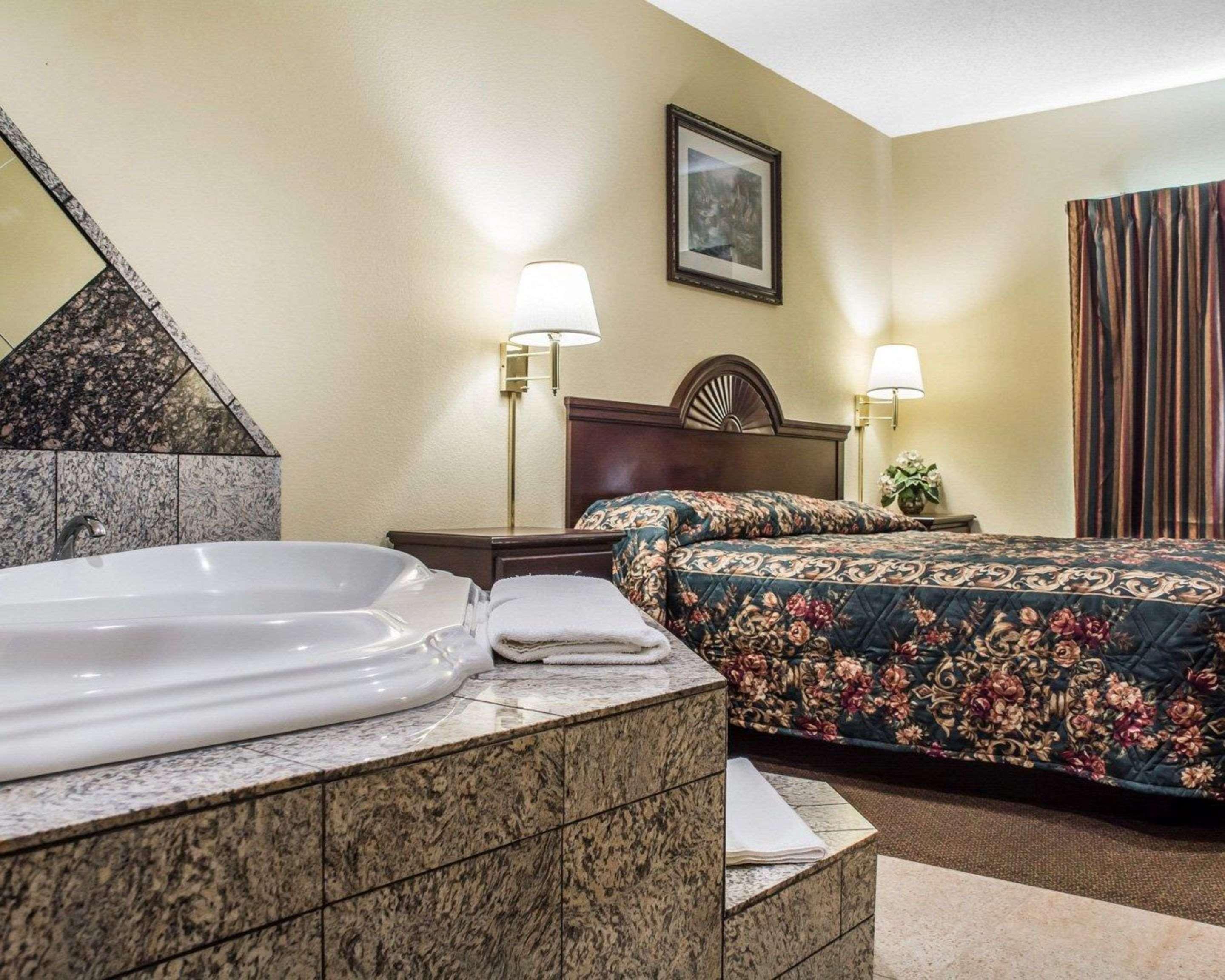 Econo Lodge & Suites Airport North Syracuse Bagian luar foto