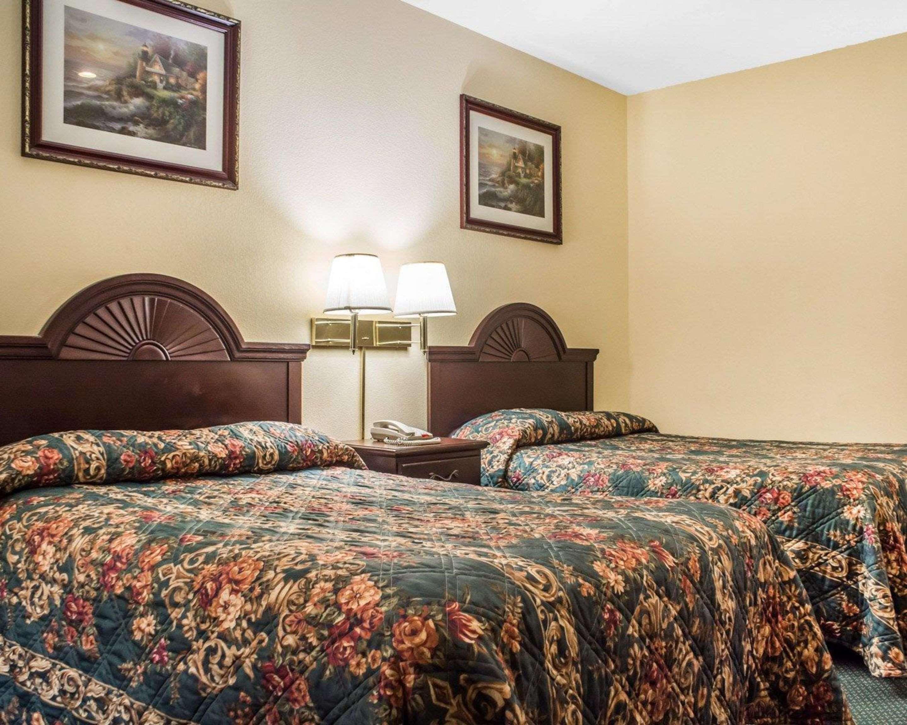 Econo Lodge & Suites Airport North Syracuse Bagian luar foto