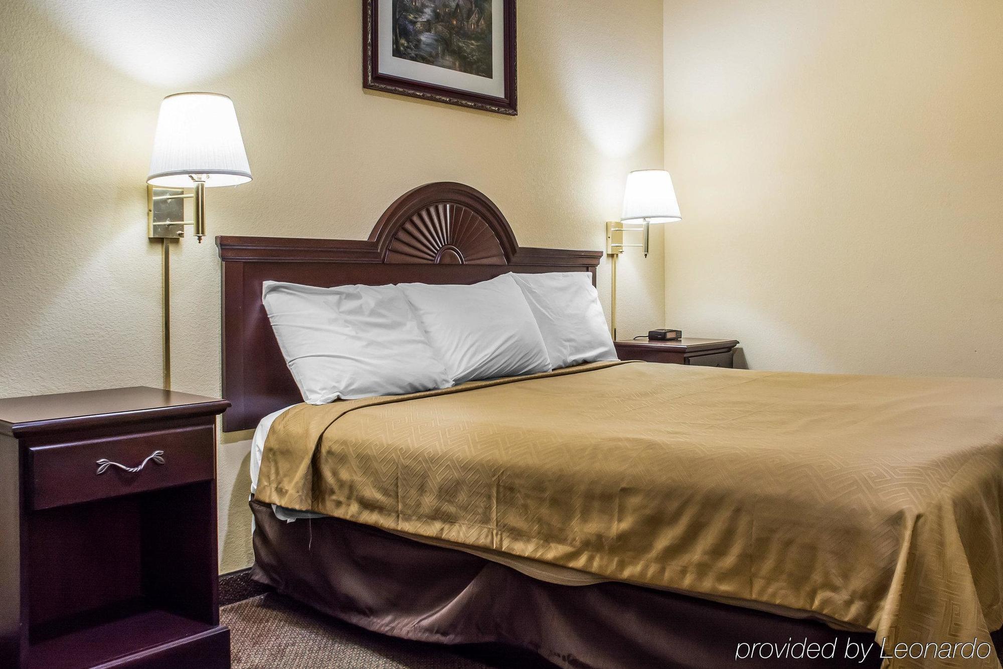 Econo Lodge & Suites Airport North Syracuse Bagian luar foto