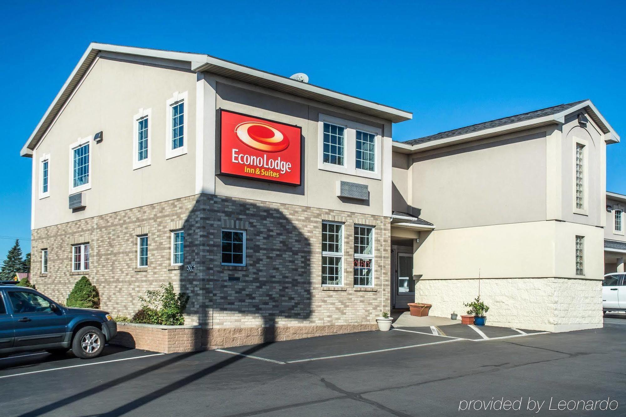 Econo Lodge & Suites Airport North Syracuse Bagian luar foto