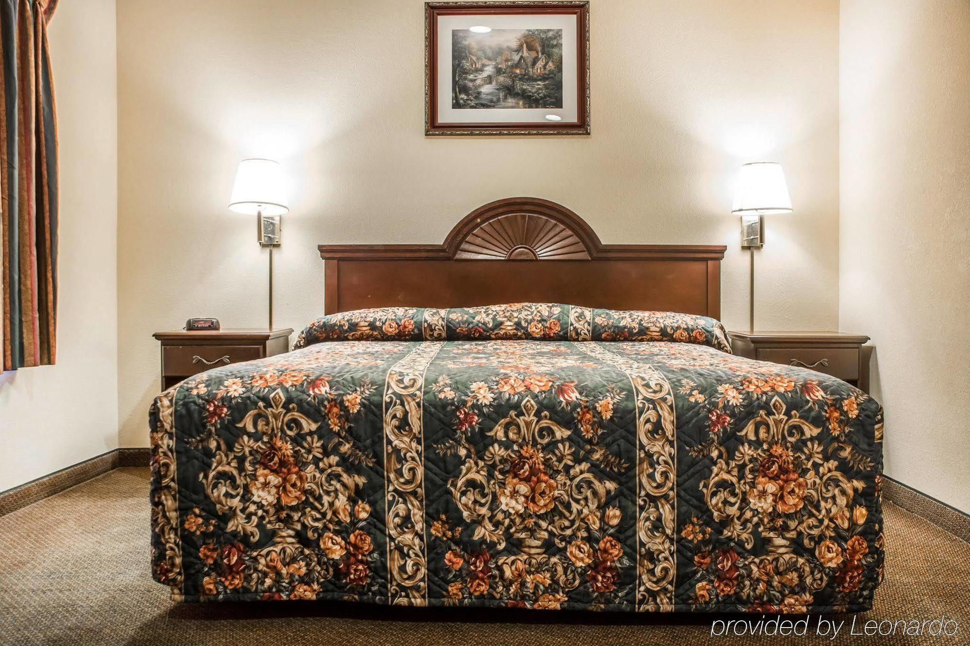 Econo Lodge & Suites Airport North Syracuse Bagian luar foto