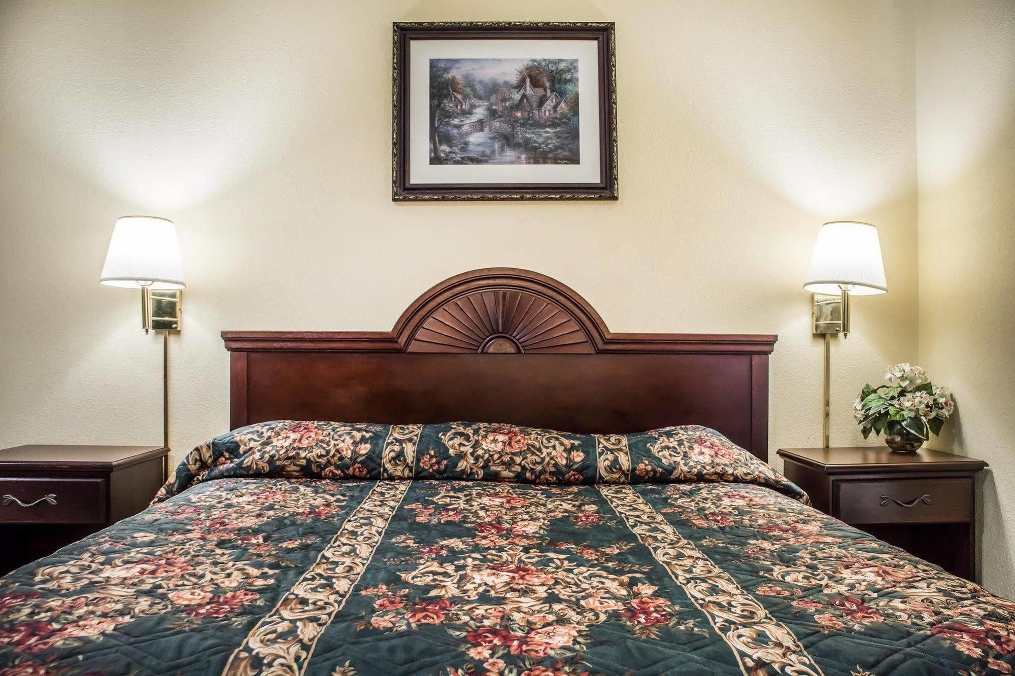 Econo Lodge & Suites Airport North Syracuse Bagian luar foto