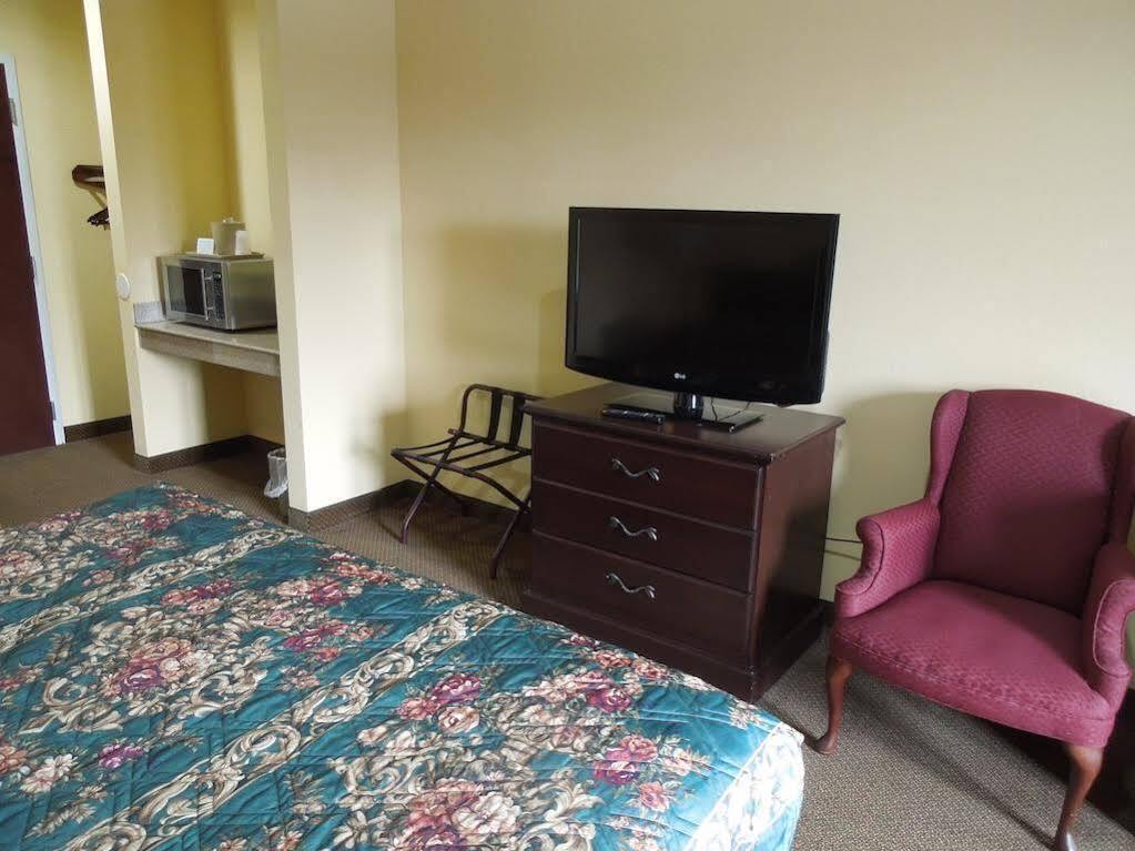 Econo Lodge & Suites Airport North Syracuse Bagian luar foto